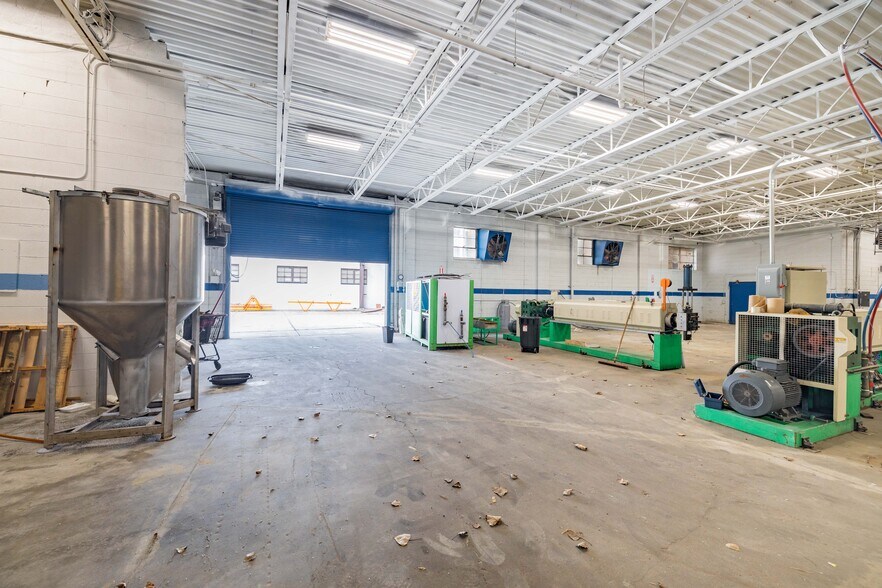 More Photos Of 28530 Reynolds St, Inkster Manufacturing For Lease