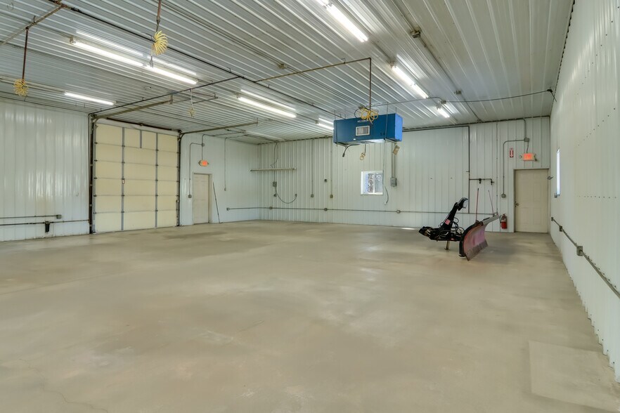 More Photos Of 125 S Industrial Dr, Buckley Distribution For Lease