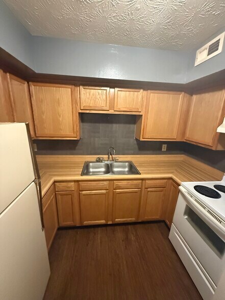 More Photos Of 77 Quail Holw, Inez Apartments For Sale
