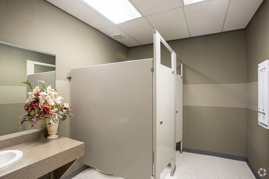 More Photos Of 8320 N Oak Tfwy, Kansas City Office For Lease