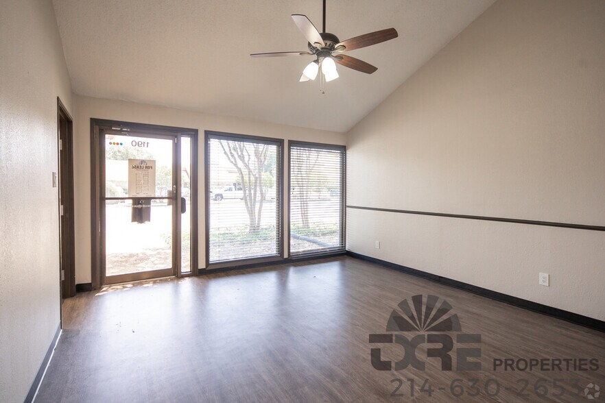 More Photos Of 1116-1126 W Pioneer Pky, Arlington Unknown For Lease