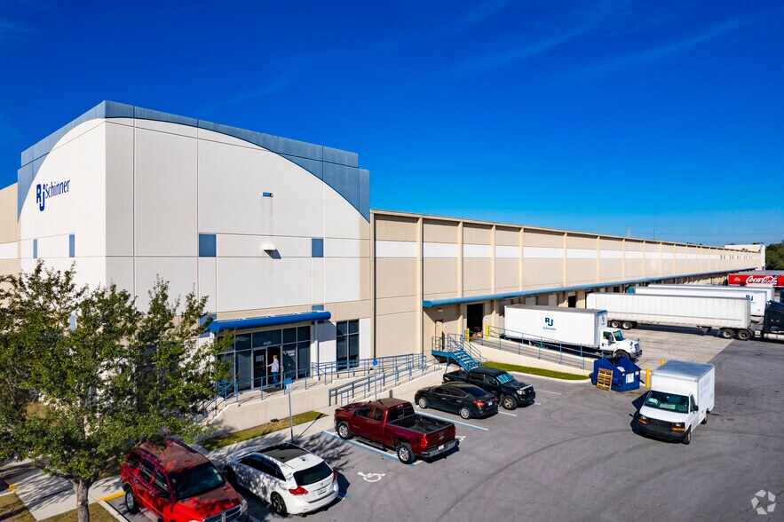 More Photos Of 4409-4443 Madison Industrial Ln, Tampa Warehouse For Lease