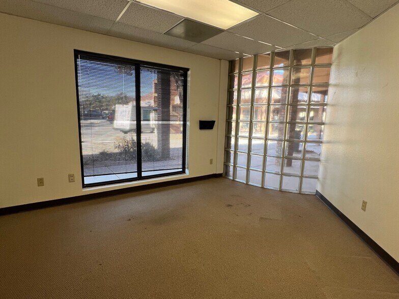 More Photos Of 4415-4417 71st St, Lubbock Office For Sale