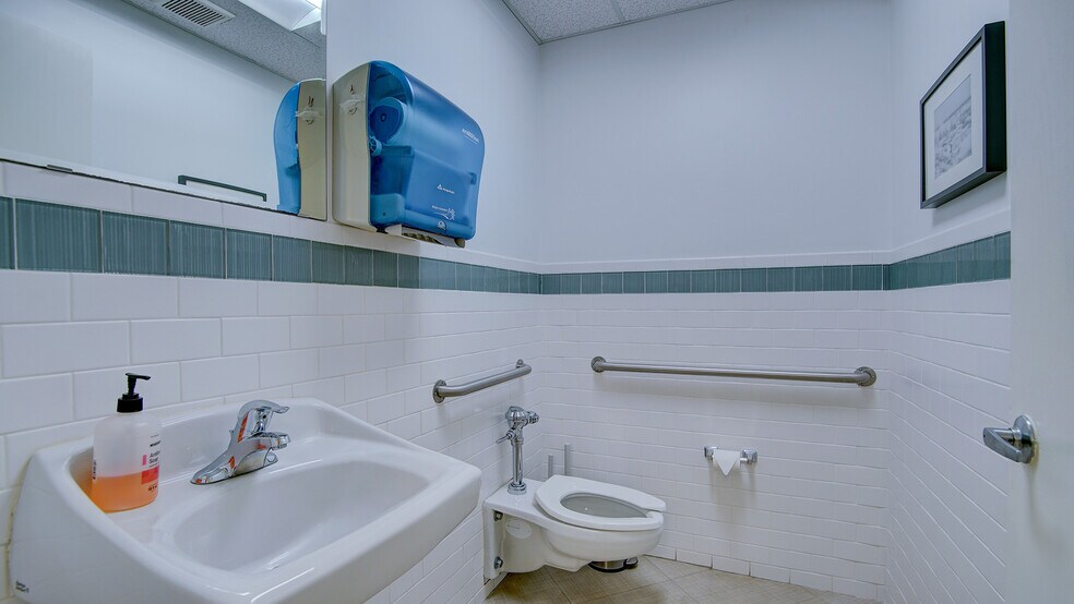 More Photos Of 2 Kings Hwy, Middletown Medical For Lease