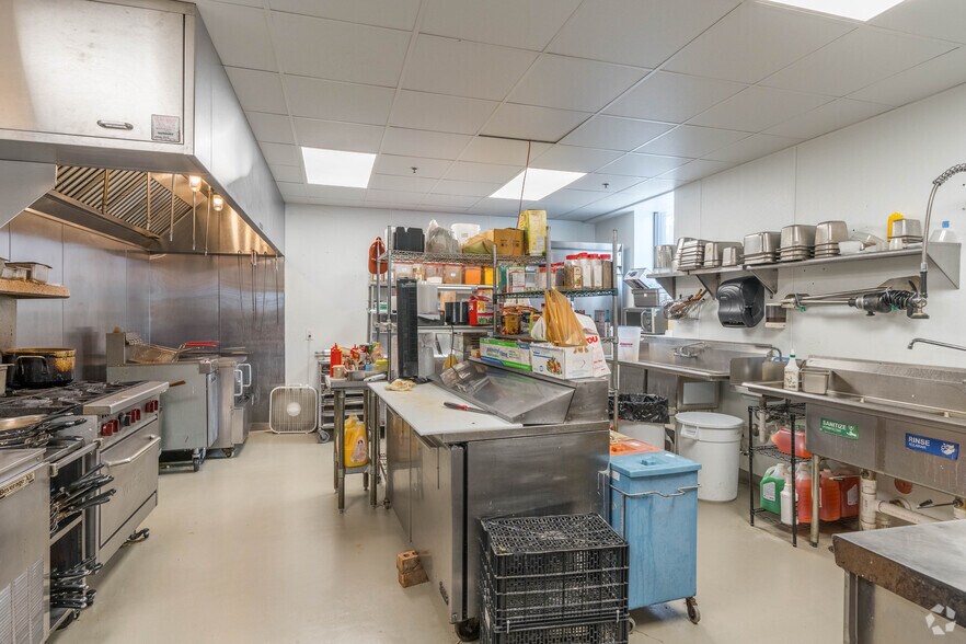 More Photos Of 1015-1025 Currie Ave, Minneapolis General Retail For Lease