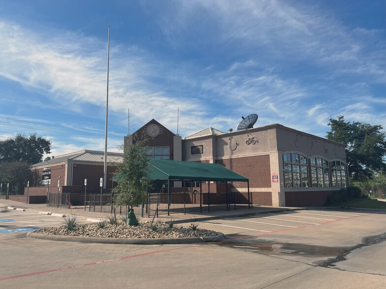 More Photos Of 700 Six Flags Dr, Arlington Restaurant For Lease