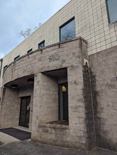 More Photos Of 910 Church St, Decatur Office For Lease