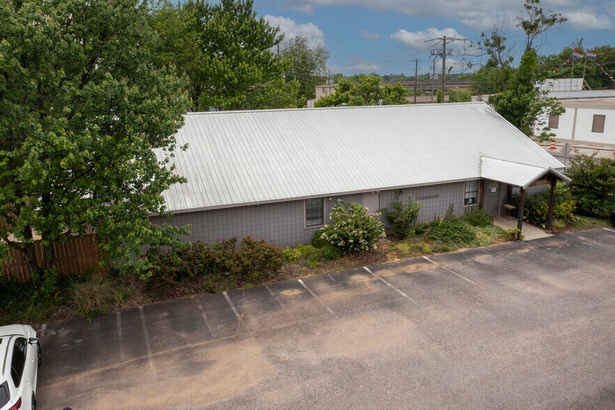 More Photos Of 1600 Greensboro Ave, Tuscaloosa Veterinarian Kennel For Sale