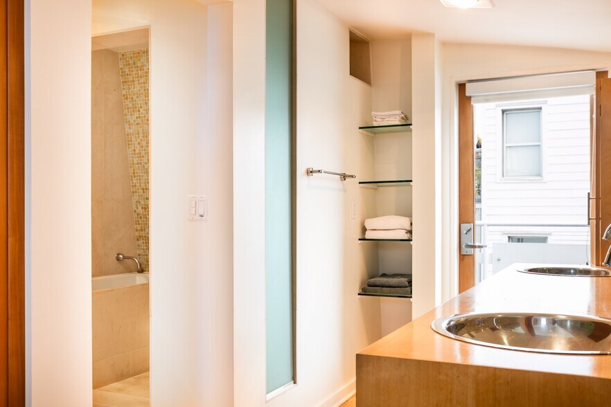 More Photos Of 615 Hampton Dr, Venice Apartments For Sale