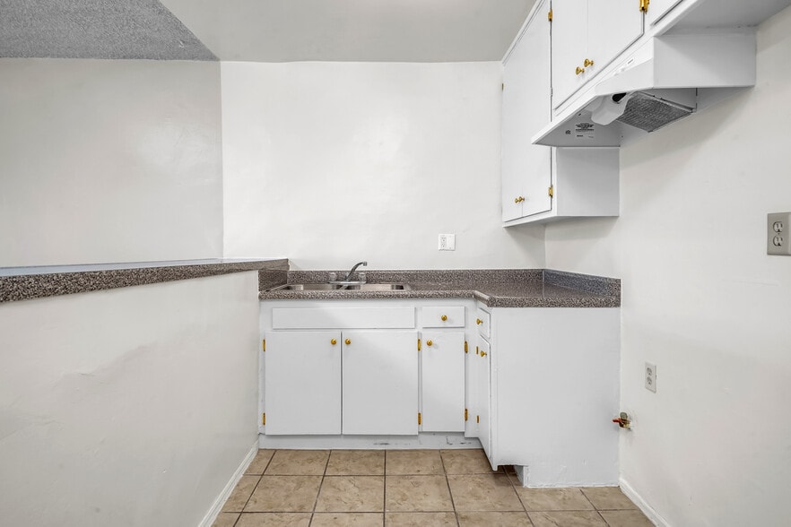 More Photos Of 4956 Romaine St, Los Angeles Apartments For Sale