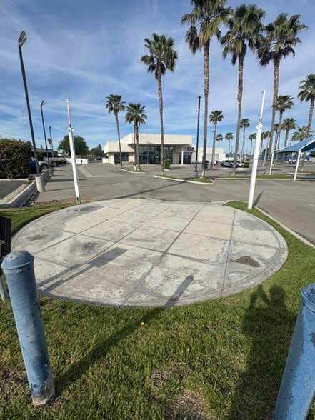 More Photos Of 4625 Wible Rd, Bakersfield Auto Dealership For Lease