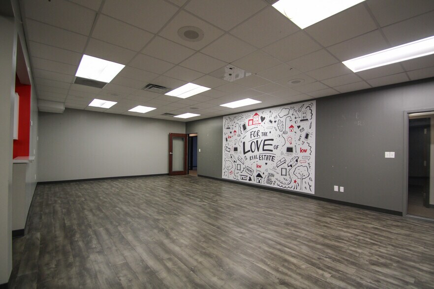 More Photos Of 9911 Shelbyville Rd, Louisville Office For Sale