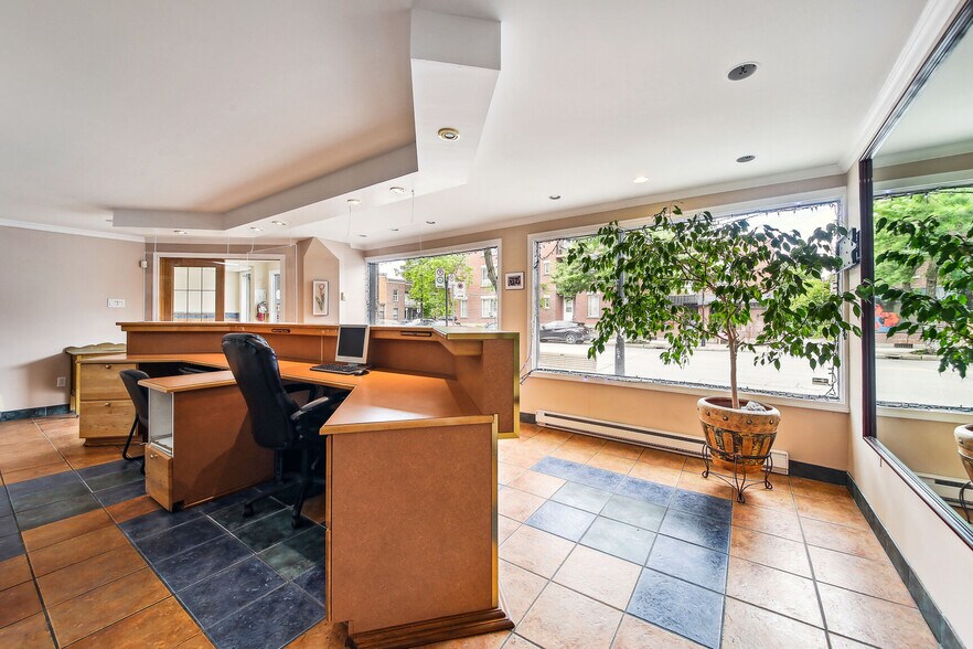More Photos Of 150 Rue Jarry E, Montréal Storefront Retail Office For Lease