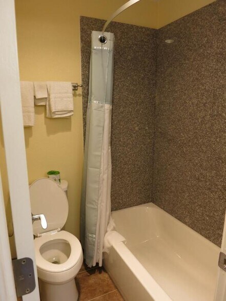 More Photos Of 600 W Palestine St, Mexia Hotel For Sale