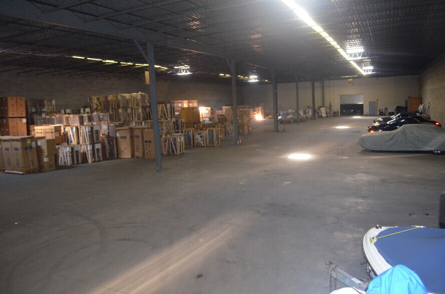 More Photos Of 39 Windsor Pl, Central Islip Warehouse For Lease