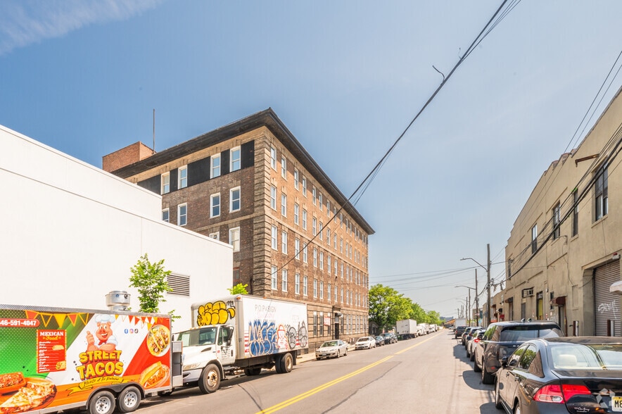 More Photos Of 550-560 Barry St, Bronx Warehouse For Lease