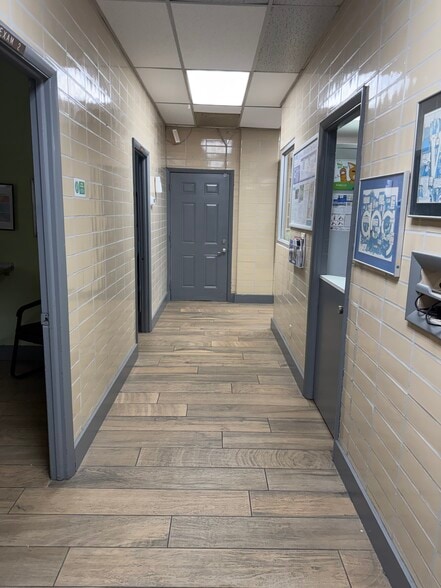 More Photos Of 2200 W Oakland Park Blvd, Oakland Park Veterinarian Kennel For Sale