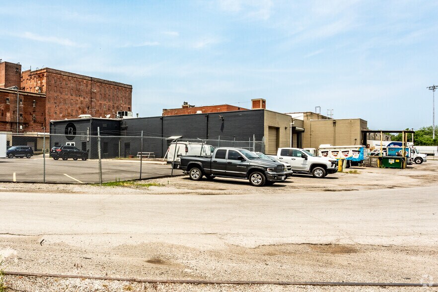 More Photos Of 2840 Guinotte Ave, Kansas City Warehouse For Lease
