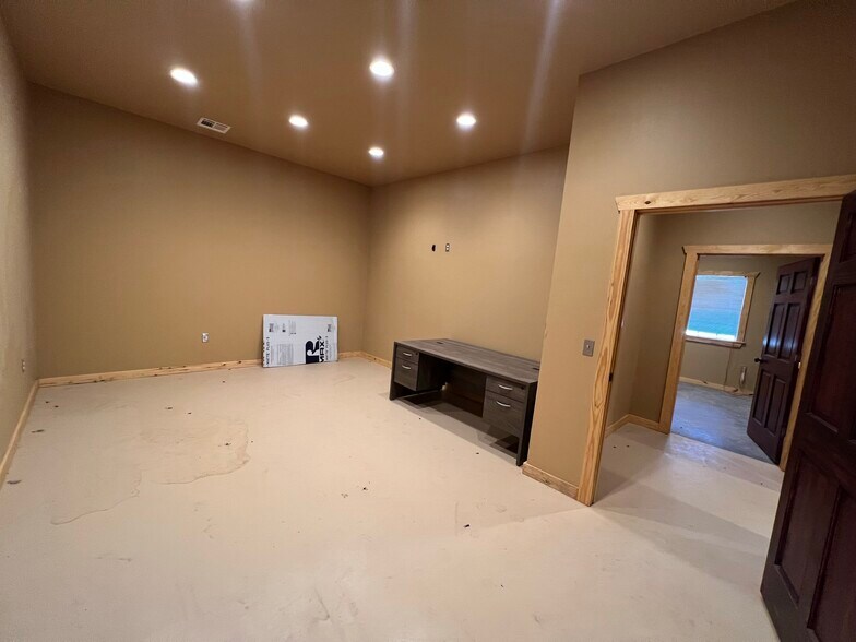 More Photos Of 13616 N 2920 Rd, Dover Warehouse For Sale