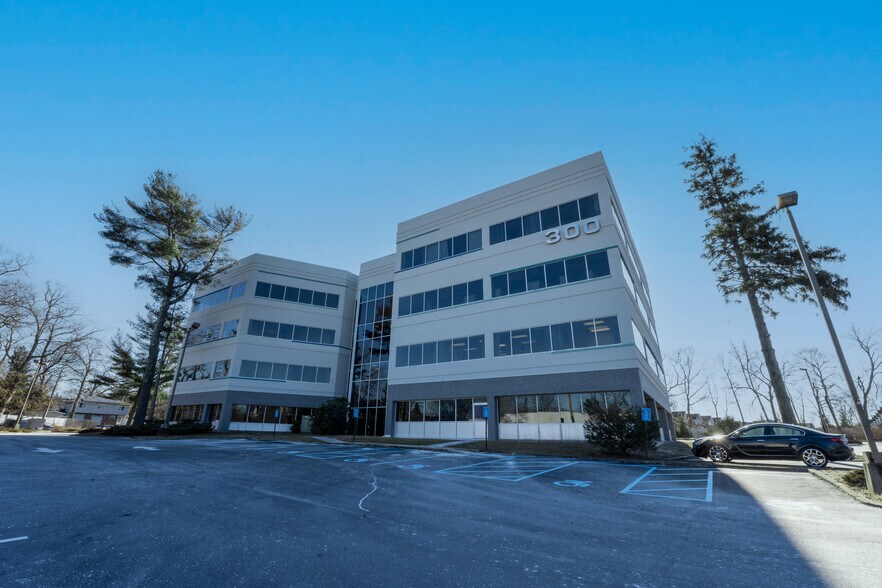 More Photos Of 300 Wheeler Rd, Hauppauge Office For Lease