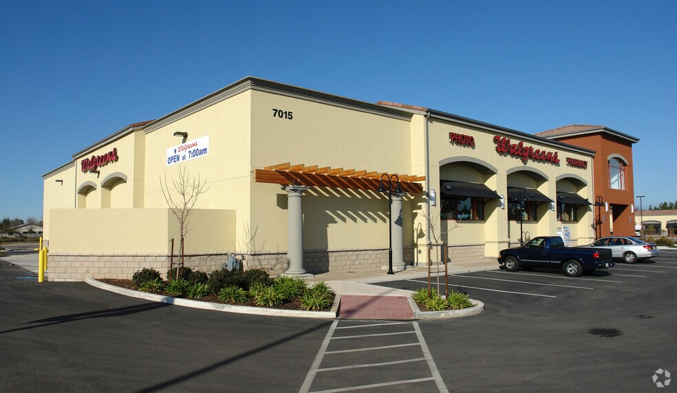 More Photos Of 7015-7035 N West Ave, Fresno Unknown For Lease