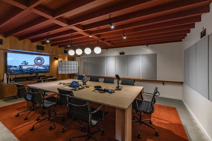 More Photos Of 4216 W Jefferson Blvd, Los Angeles Loft Creative Space For Lease