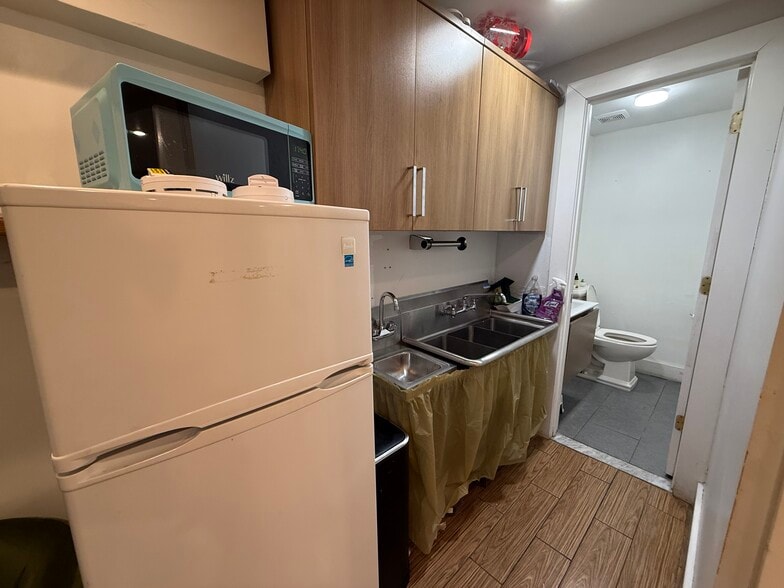 More Photos Of 704 DeKalb Ave, Brooklyn Storefront Retail Office For Lease