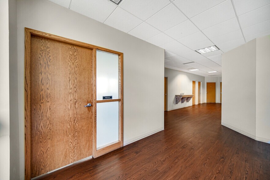 More Photos Of 9711 Valparaiso Dr, Munster Medical For Lease