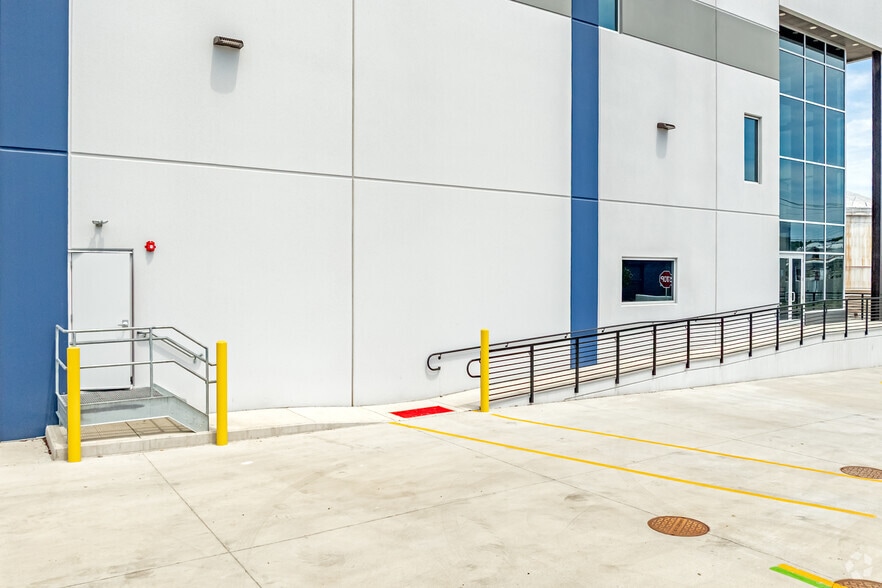 More Photos Of 7 Hook Rd, Bayonne Warehouse For Lease