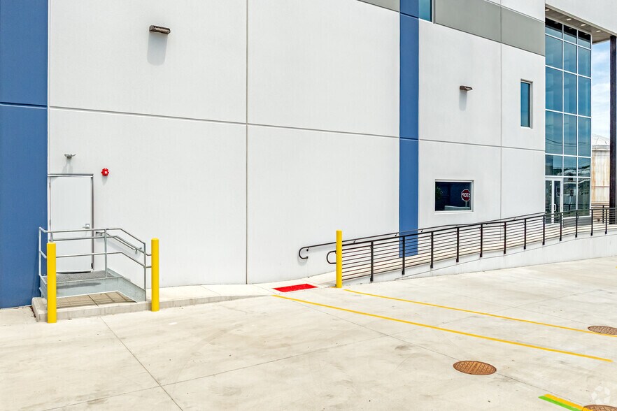 More Photos Of 7 Hook Rd, Bayonne Warehouse For Lease