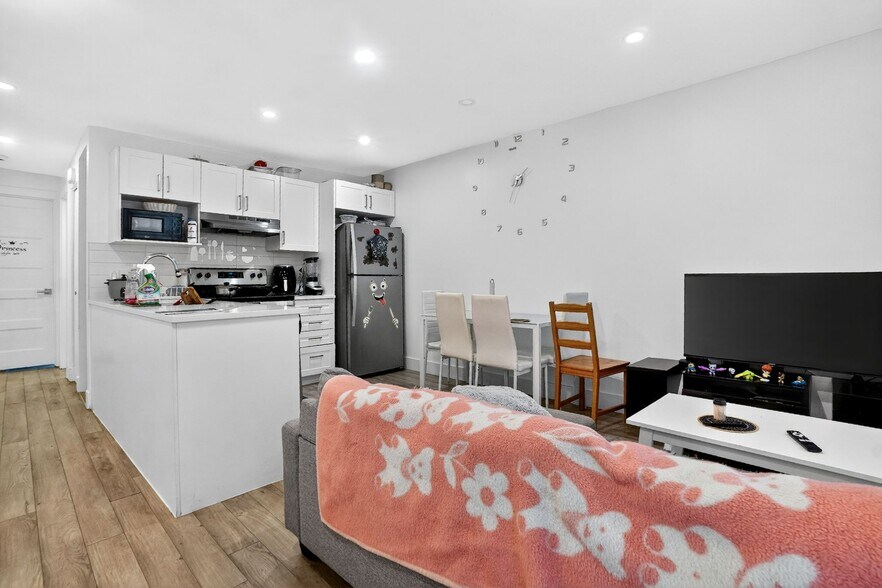 More Photos Of 2278-2296 Av Bourbonnière, Montréal Apartments For Sale
