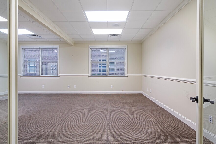 More Photos Of 1905 Woodstock Rd, Roswell Office For Sale