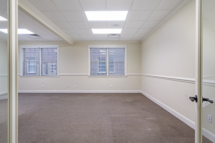 More Photos Of 1905 Woodstock Rd, Roswell Office For Sale