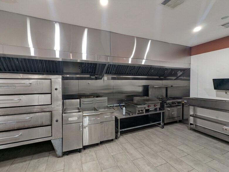 More Photos Of 1465 N Main St, Vidor Freestanding For Sale