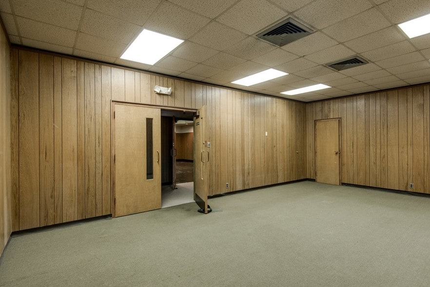 More Photos Of 305 E Hunt St, Dickson Office For Sale