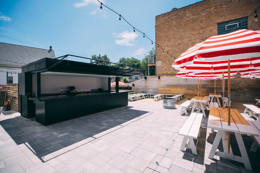 More Photos Of 5721 N Clark St, Chicago Storefront Retail Residential For Lease