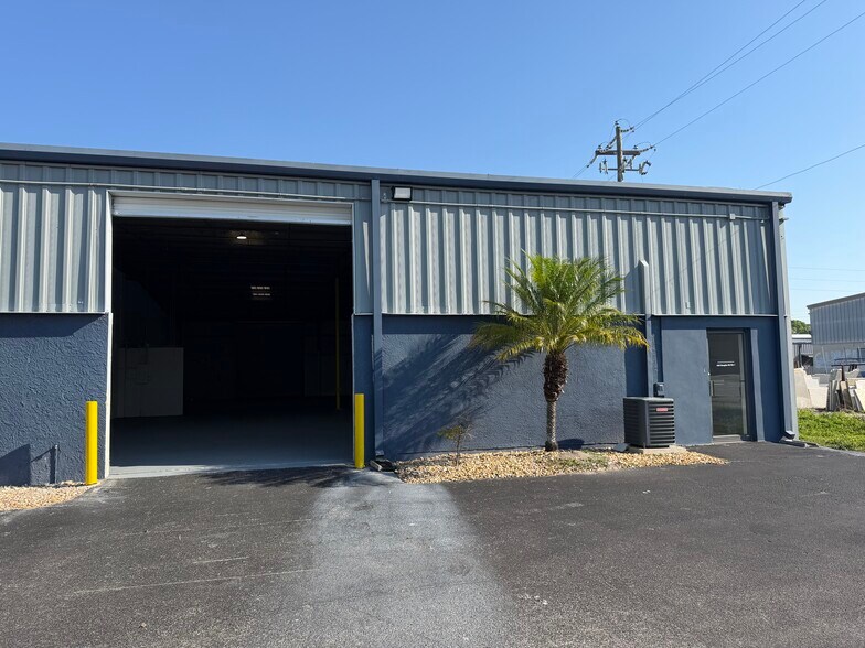 More Photos Of 400 Douglas Rd, Oldsmar Warehouse For Lease