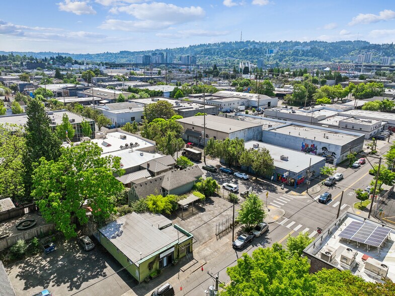 More Photos Of 1114 SE Clay St, Portland Freestanding For Sale