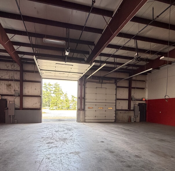More Photos Of 198 S Meadow Rd, Plymouth Flex For Lease