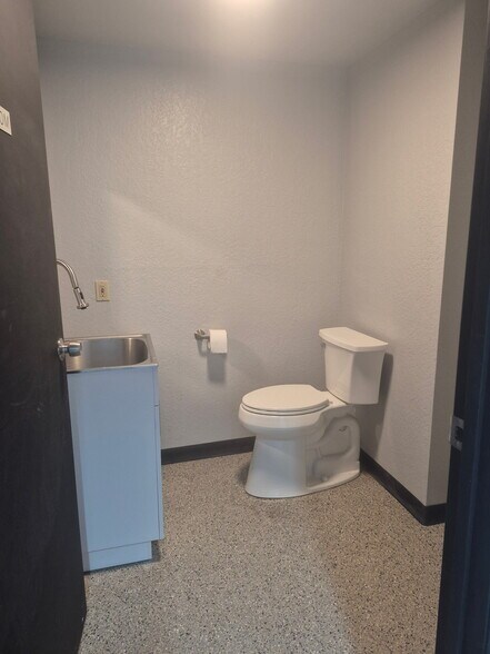 More Photos Of 23403 Mountain Hwy, Spanaway Service For Lease
