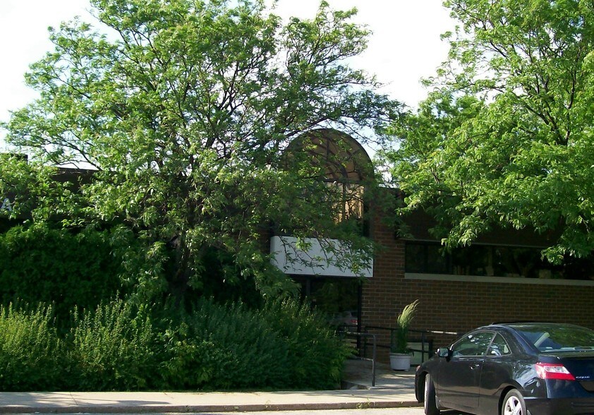 More Photos Of 440 Lake Cook Rd, Deerfield Light Distribution For Lease