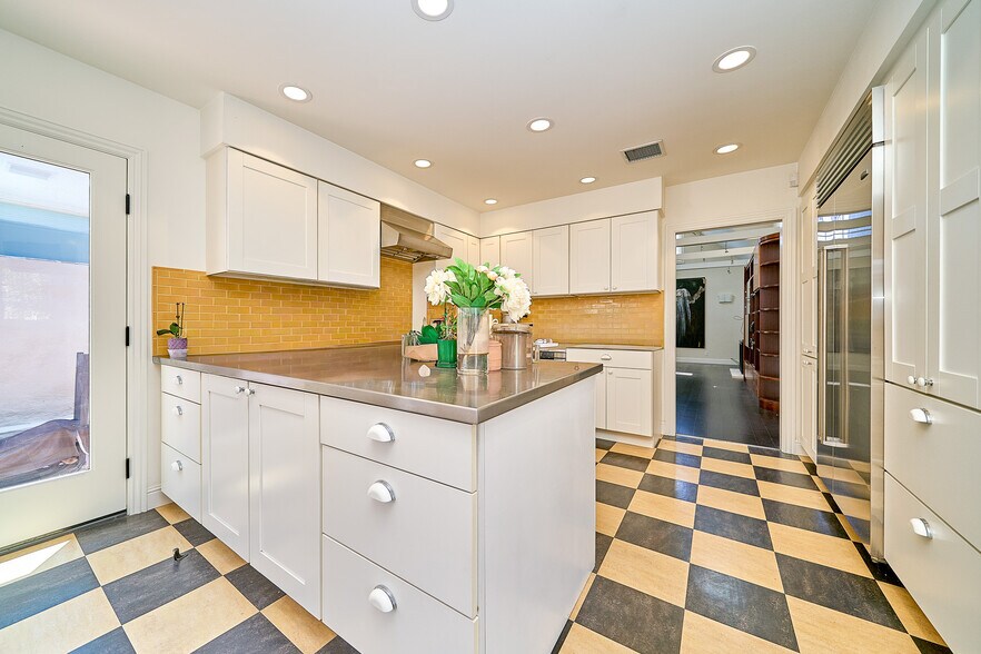 More Photos Of 1321-1325 Abbot Kinney Blvd, Venice Freestanding For Sale