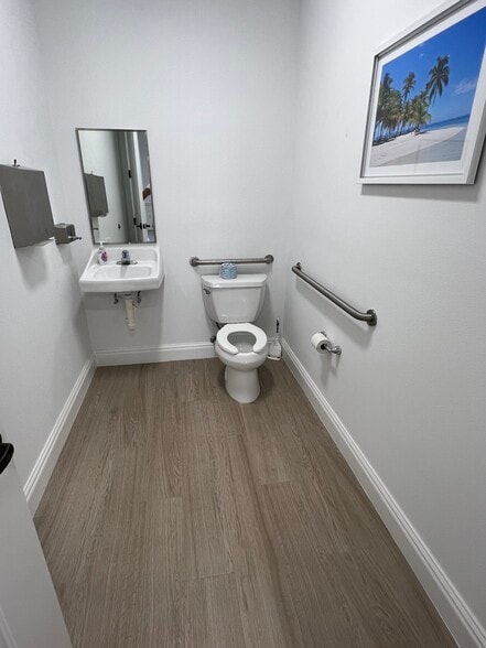 More Photos Of 2520 Tamiami Trl N, Nokomis Medical For Sale