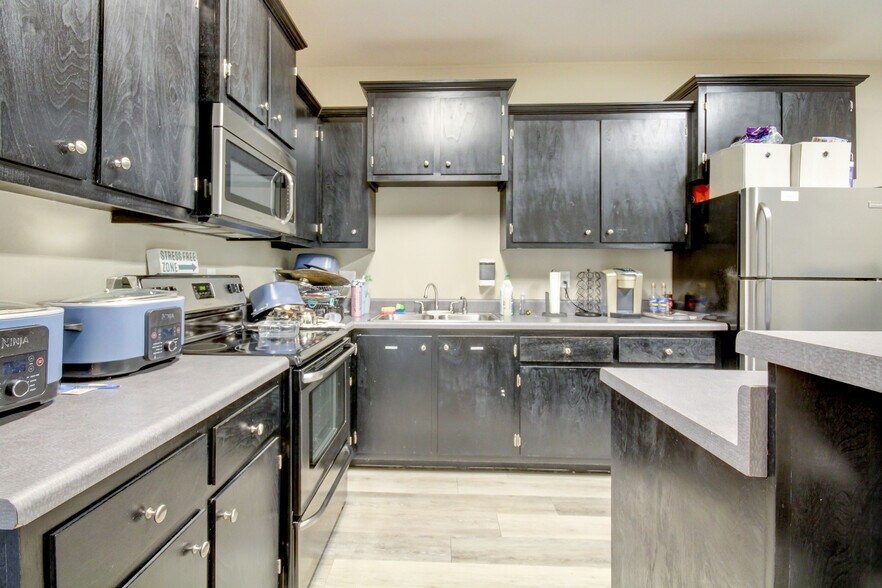 More Photos Of 1017 S Riverside Dr, Clarksville Office For Sale