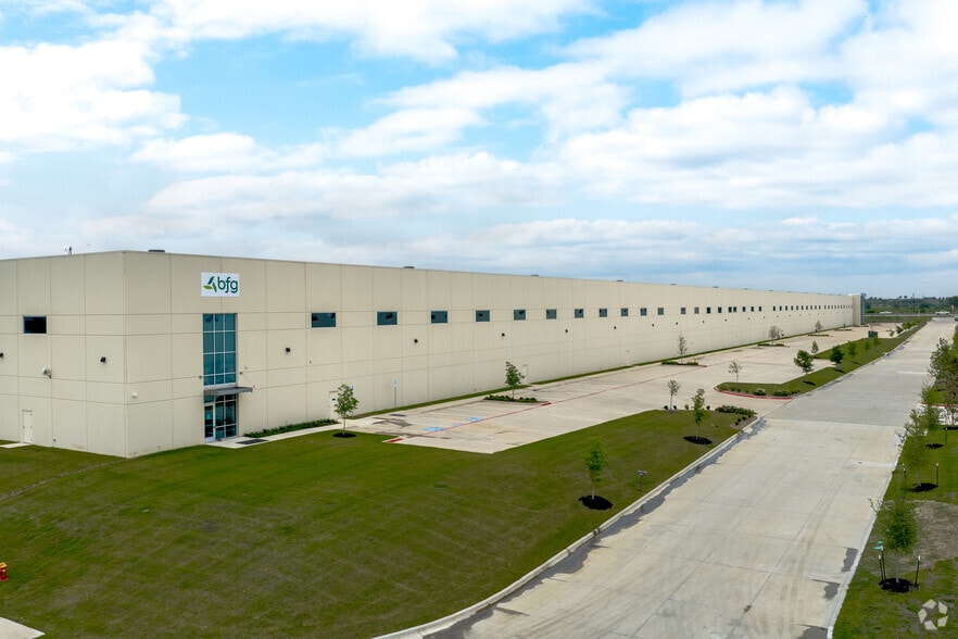 More Photos Of 6100 N Stemmons Fwy, Sanger Unknown For Lease