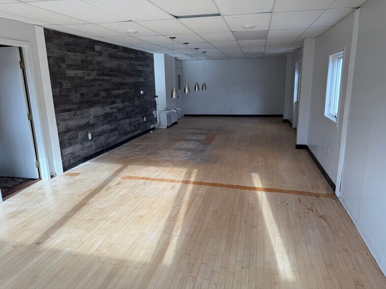 More Photos Of 118 Spring St, Somerset Storefront Retail Residential For Lease
