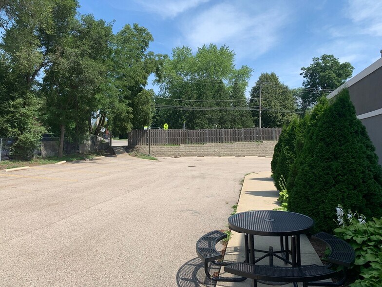 More Photos Of 700 Northwest Hwy, Fox River Grove Restaurant For Sale