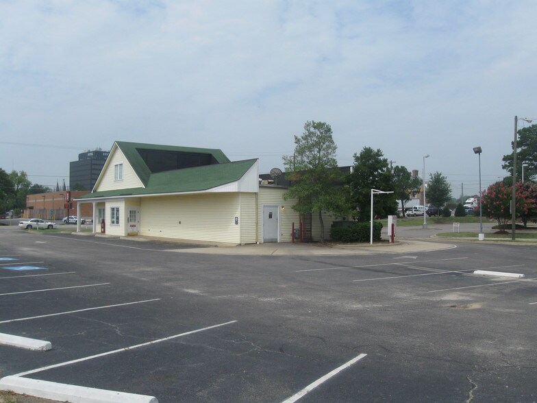 More Photos Of 117 Grove St, Fayetteville Restaurant For Sale