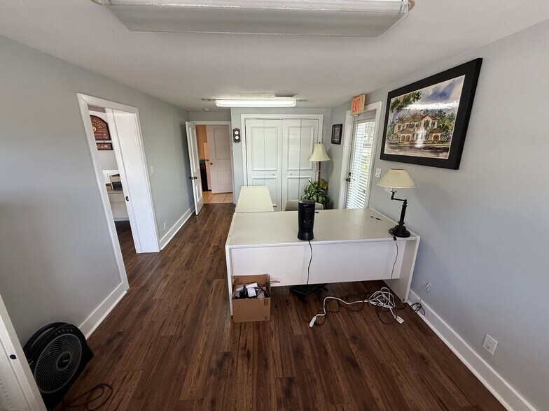 More Photos Of 2718 Conroy Rd, West Palm Beach Office For Sale