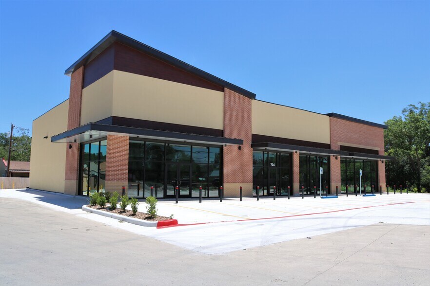 More Photos Of 704 Junction Hwy, Kerrville Storefront For Lease